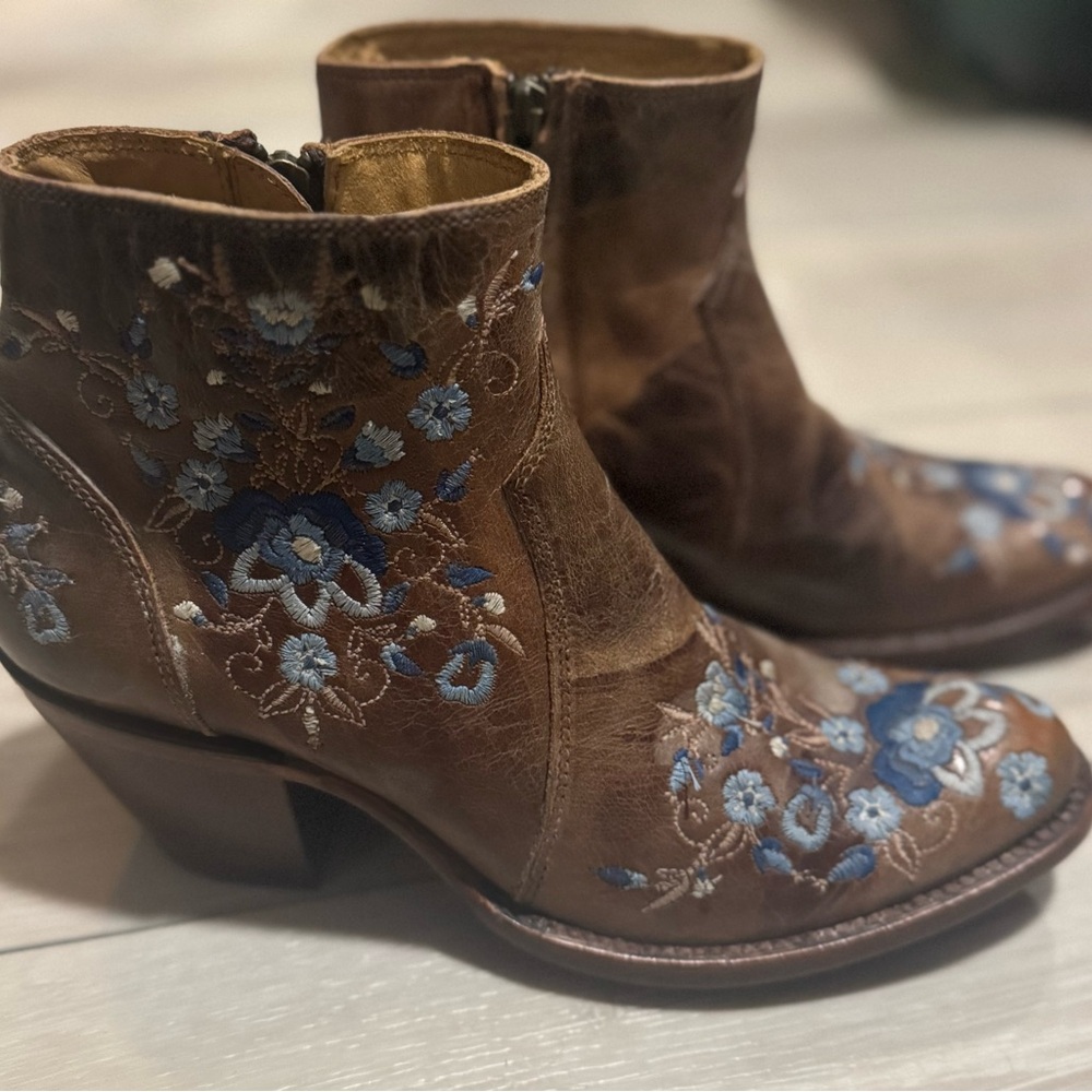 EUC- Size 7 - Shyanne Tillie Women's Brown Leather Boots w/ Blue Floral Detail